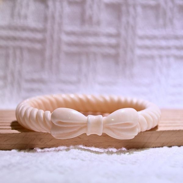 蝴蝶結麻花│碳酸鹽玉│雕刻鐲-61mm 雕刻鐲,水晶手鐲,能量手鐲,雕刻水晶,手工雕刻,天然晶礦,能量飾品,療癒手環,雕花水晶鐲,原礦雕刻,水晶雕刻鐲
