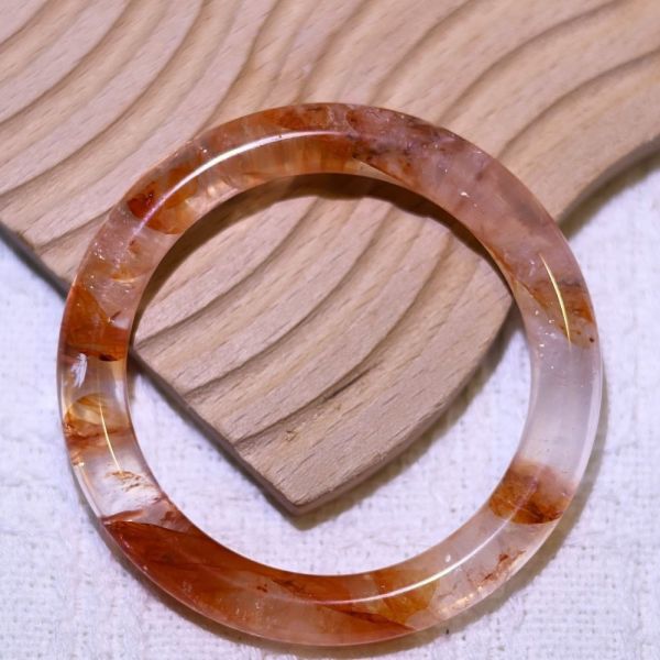 開運招財│紅膠花手鐲│圓骨鐲-51.6mm 水晶手鐲,手鐲,玉手鐲,水晶手鐲如何保養,紫水晶手鐲,粉晶手鐲,櫻花瑪瑙鐲,雕刻鐲,佘太翠,藍磷灰,黑曜石,手鐲款式,手鐲尺寸,手鐲鐲型,天然水晶手鐲,水晶手鐲功效