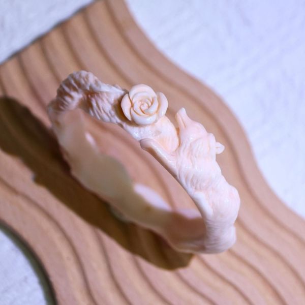 狐狸與玫瑰│碳酸鹽玉│雕刻鐲-55.3mm 雕刻鐲,水晶手鐲,能量手鐲,雕刻水晶,手工雕刻,天然晶礦,能量飾品,療癒手環,雕花水晶鐲,原礦雕刻,水晶雕刻鐲