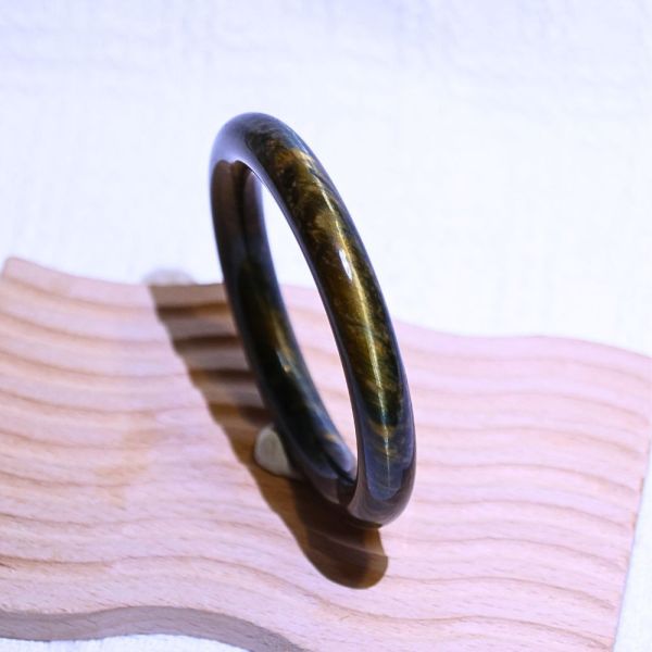 自信招財│虎眼石手鐲│圓骨鐲-57mm 水晶手鐲,開運手鐲,招財手鐲,招財水晶手鐲推薦,粉水晶手鐲,紫水晶手鐲,黃水晶手鐲,黑曜石手鐲,女生適合戴的水晶手鐲,2025年最旺水晶手鐲,水晶手鏈,水晶飾品,水晶手鐲佩戴禁忌