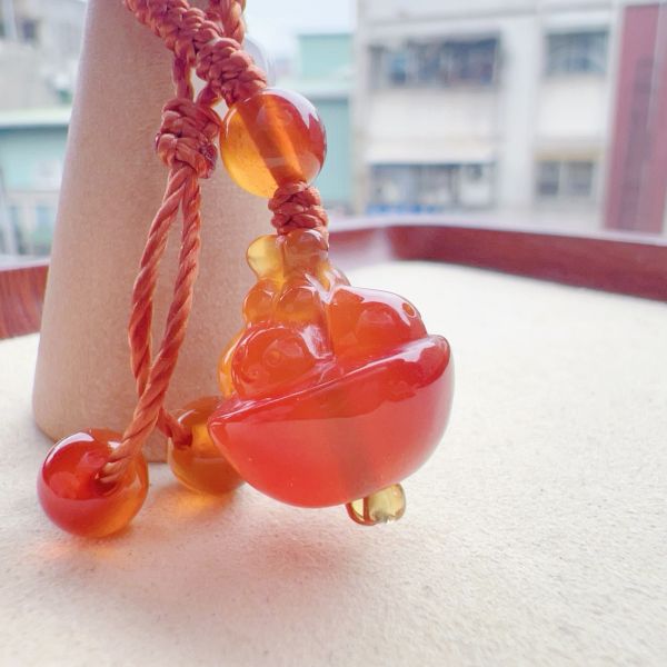【歐洛菈】瑪瑙雕刻小件-湯圓兔隨意扣H 水晶,礦石,晶礦,水晶手鐲,手鐲,水晶手串,手串,脈輪,磁場,療癒,淨化,紫水晶,粉晶,櫻花瑪瑙,草莓晶