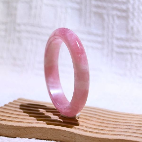 愛情之石│粉晶手鐲│平安鐲-50.2mm 水晶手鐲,開運手鐲,招財手鐲,招財水晶手鐲推薦,粉水晶手鐲,紫水晶手鐲,黃水晶手鐲,黑曜石手鐲,女生適合戴的水晶手鐲,2025年最旺水晶手鐲,水晶手鏈,水晶飾品,水晶手鐲佩戴禁忌