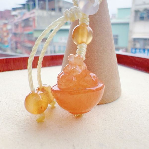 【歐洛菈】瑪瑙雕刻小件-湯圓兔隨意扣G 水晶,礦石,晶礦,水晶手鐲,手鐲,水晶手串,手串,脈輪,磁場,療癒,淨化,紫水晶,粉晶,櫻花瑪瑙,草莓晶