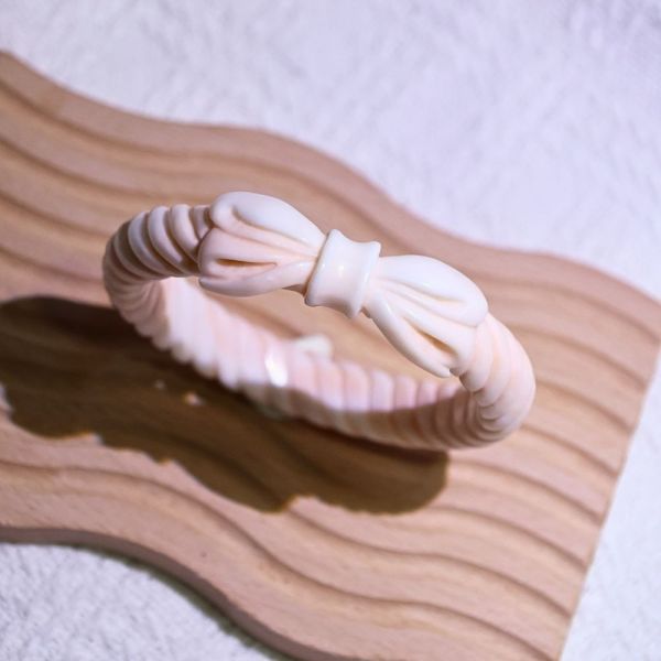 蝴蝶結麻花│碳酸鹽玉│雕刻鐲-57mm 雕刻鐲,水晶手鐲,能量手鐲,雕刻水晶,手工雕刻,天然晶礦,能量飾品,療癒手環,雕花水晶鐲,原礦雕刻,水晶雕刻鐲