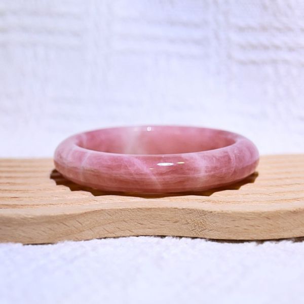 愛情之石│粉晶手鐲│平安鐲-50.2mm 水晶手鐲,開運手鐲,招財手鐲,招財水晶手鐲推薦,粉水晶手鐲,紫水晶手鐲,黃水晶手鐲,黑曜石手鐲,女生適合戴的水晶手鐲,2025年最旺水晶手鐲,水晶手鏈,水晶飾品,水晶手鐲佩戴禁忌