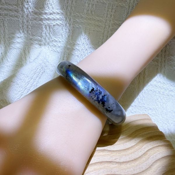 提高覺察│拉長石手鐲│平安鐲-58.4mm 水晶手鐲,開運手鐲,招財手鐲,招財水晶手鐲推薦,粉水晶手鐲,紫水晶手鐲,黃水晶手鐲,黑曜石手鐲,女生適合戴的水晶手鐲,2025年最旺水晶手鐲,水晶手鏈,水晶飾品,水晶手鐲佩戴禁忌