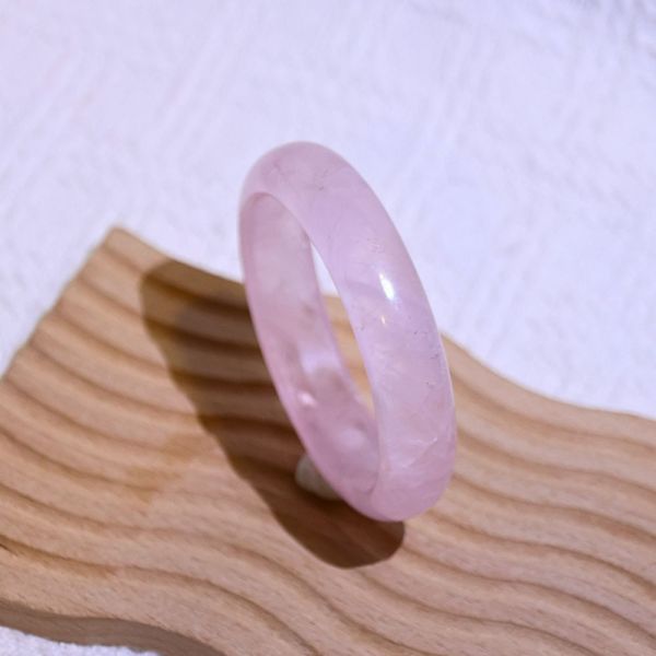 愛情之石│粉晶手鐲│平安鐲-51.5mm 水晶手鐲,開運手鐲,招財手鐲,招財水晶手鐲推薦,粉水晶手鐲,紫水晶手鐲,黃水晶手鐲,黑曜石手鐲,女生適合戴的水晶手鐲,2025年最旺水晶手鐲,水晶手鏈,水晶飾品,水晶手鐲佩戴禁忌
