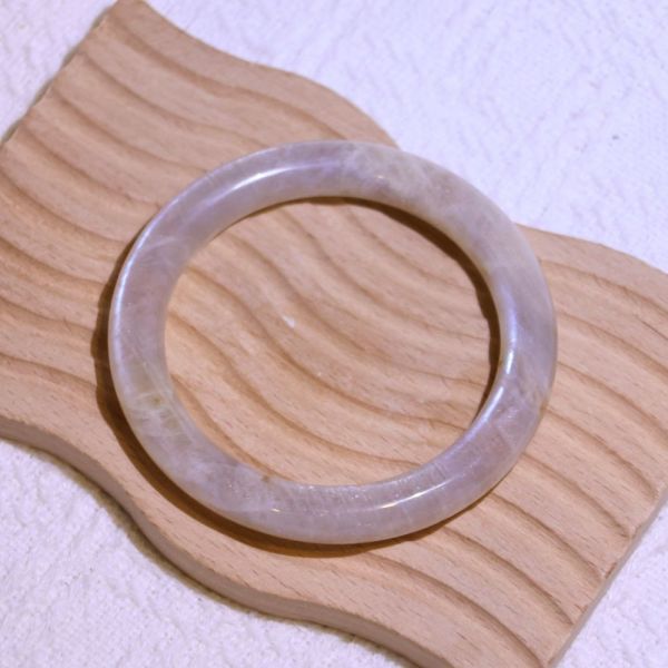 消除惡夢│日月同輝手鐲│圓骨鐲-56.2mm 水晶手鐲,手鐲,玉手鐲,水晶手鐲如何保養,紫水晶手鐲,粉晶手鐲,櫻花瑪瑙鐲,雕刻鐲,佘太翠,藍磷灰,黑曜石,手鐲款式,手鐲尺寸,手鐲鐲型,天然水晶手鐲,水晶手鐲功效