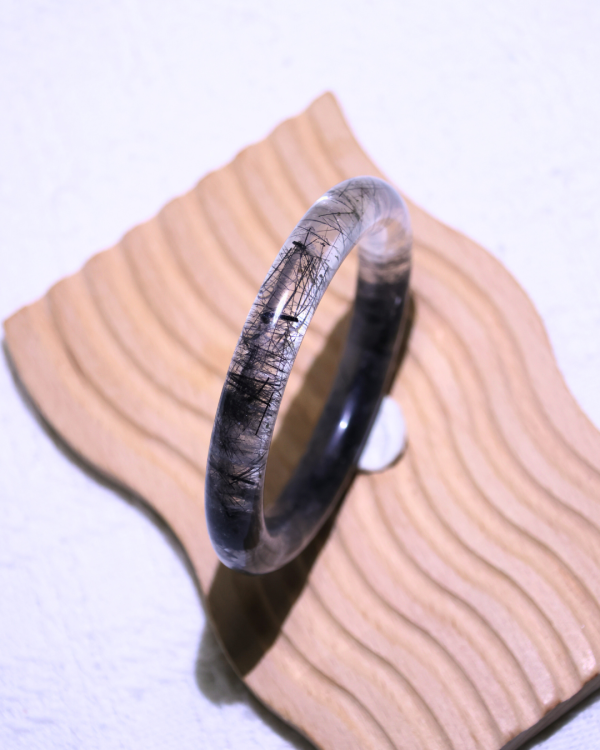 領袖之石│黑髮晶手鐲│圓骨鐲-54.2mm 水晶手鐲,手鐲,玉手鐲,水晶手鐲如何保養,紫水晶手鐲,粉晶手鐲,櫻花瑪瑙鐲,雕刻鐲,佘太翠,藍磷灰,黑曜石,手鐲款式,手鐲尺寸,手鐲鐲型,天然水晶手鐲,水晶手鐲功效