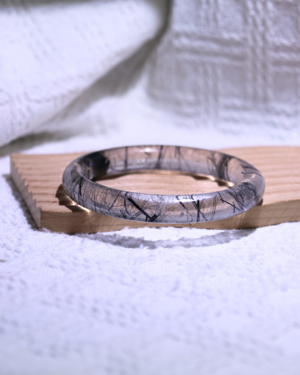 領袖之石│黑髮晶手鐲│圓骨鐲-56.7mm 水晶手鐲,手鐲,玉手鐲,水晶手鐲如何保養,紫水晶手鐲,粉晶手鐲,櫻花瑪瑙鐲,雕刻鐲,佘太翠,藍磷灰,黑曜石,手鐲款式,手鐲尺寸,手鐲鐲型,天然水晶手鐲,水晶手鐲功效