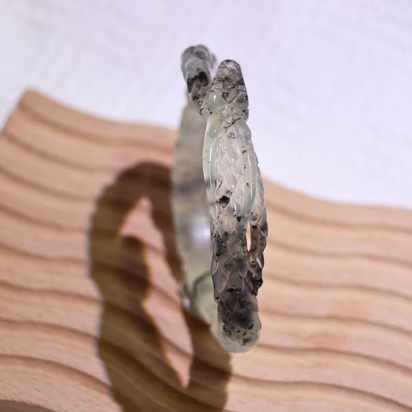 墨芯小蛟│岫玉│蛟龍鐲-52mm 雕刻鐲,水晶手鐲,能量手鐲,雕刻水晶,手工雕刻,天然晶礦,能量飾品,療癒手環,雕花水晶鐲,原礦雕刻,水晶雕刻鐲