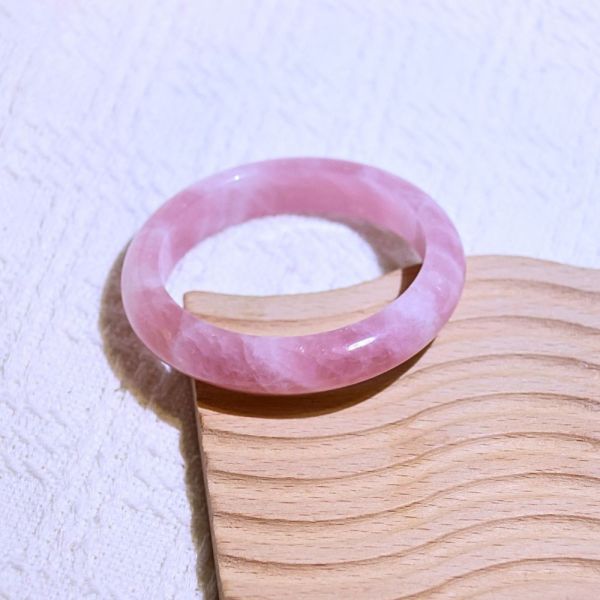 愛情之石│粉晶手鐲│平安鐲-50.2mm 水晶手鐲,開運手鐲,招財手鐲,招財水晶手鐲推薦,粉水晶手鐲,紫水晶手鐲,黃水晶手鐲,黑曜石手鐲,女生適合戴的水晶手鐲,2025年最旺水晶手鐲,水晶手鏈,水晶飾品,水晶手鐲佩戴禁忌