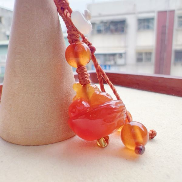 【歐洛菈】瑪瑙雕刻小件-湯圓兔隨意扣H 水晶,礦石,晶礦,水晶手鐲,手鐲,水晶手串,手串,脈輪,磁場,療癒,淨化,紫水晶,粉晶,櫻花瑪瑙,草莓晶