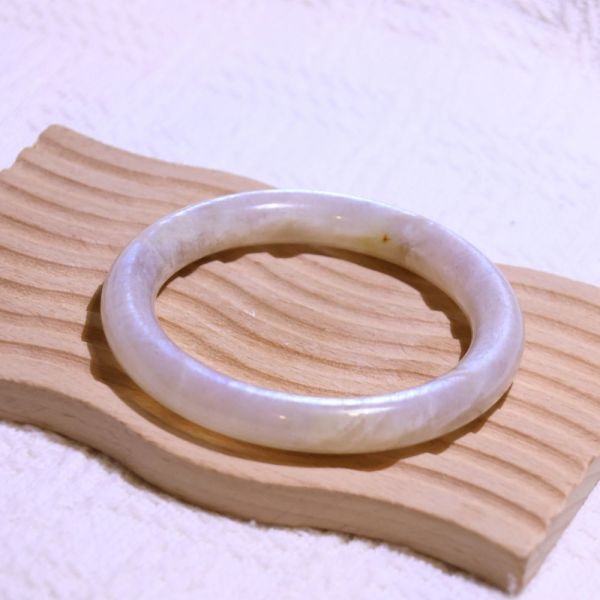 消除惡夢│日月同輝手鐲│圓骨鐲-56.2mm 水晶手鐲,手鐲,玉手鐲,水晶手鐲如何保養,紫水晶手鐲,粉晶手鐲,櫻花瑪瑙鐲,雕刻鐲,佘太翠,藍磷灰,黑曜石,手鐲款式,手鐲尺寸,手鐲鐲型,天然水晶手鐲,水晶手鐲功效