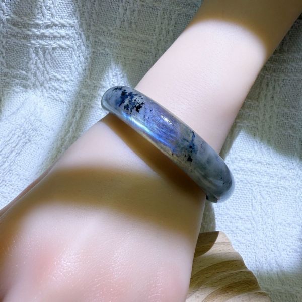 提高覺察│拉長石手鐲│平安鐲-58.4mm 水晶手鐲,開運手鐲,招財手鐲,招財水晶手鐲推薦,粉水晶手鐲,紫水晶手鐲,黃水晶手鐲,黑曜石手鐲,女生適合戴的水晶手鐲,2025年最旺水晶手鐲,水晶手鏈,水晶飾品,水晶手鐲佩戴禁忌