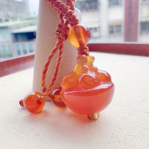 【歐洛菈】瑪瑙雕刻小件-湯圓兔隨意扣H 水晶,礦石,晶礦,水晶手鐲,手鐲,水晶手串,手串,脈輪,磁場,療癒,淨化,紫水晶,粉晶,櫻花瑪瑙,草莓晶