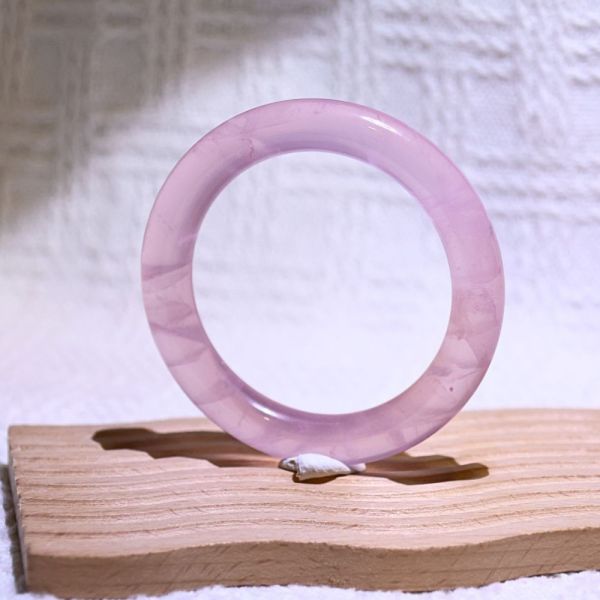 愛情之石│粉晶手鐲│圓骨鐲-53.3mm 水晶手鐲,手鐲,玉手鐲,水晶手鐲如何保養,紫水晶手鐲,粉晶手鐲,櫻花瑪瑙鐲,雕刻鐲,佘太翠,藍磷灰,黑曜石,手鐲款式,手鐲尺寸,手鐲鐲型,天然水晶手鐲,水晶手鐲功效