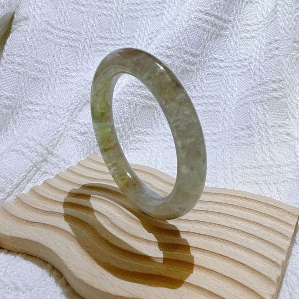 綠影水晶手鐲-54.7mm 水晶手鐲,手鐲,玉手鐲,水晶手鐲如何保養,紫水晶手鐲,粉晶手鐲,櫻花瑪瑙鐲,雕刻鐲,佘太翠,藍磷灰,黑曜石,手鐲款式,手鐲尺寸,手鐲鐲型,天然水晶手鐲,水晶手鐲功效