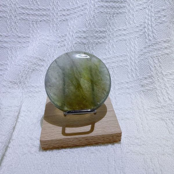 綠影水晶手鐲-54mm 水晶手鐲,手鐲,玉手鐲,水晶手鐲如何保養,紫水晶手鐲,粉晶手鐲,櫻花瑪瑙鐲,雕刻鐲,佘太翠,藍磷灰,黑曜石,手鐲款式,手鐲尺寸,手鐲鐲型,天然水晶手鐲,水晶手鐲功效