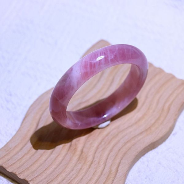 愛情之石│粉晶手鐲│平安鐲-54.6mm 水晶手鐲,手鐲,玉手鐲,水晶手鐲如何保養,紫水晶手鐲,粉晶手鐲,櫻花瑪瑙鐲,雕刻鐲,佘太翠,藍磷灰,黑曜石,手鐲款式,手鐲尺寸,手鐲鐲型,天然水晶手鐲,水晶手鐲功效
