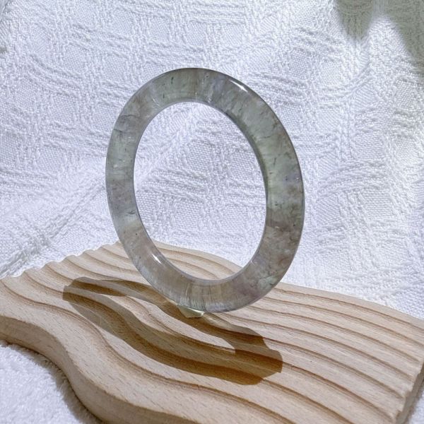 綠影水晶手鐲-54mm 水晶手鐲,手鐲,玉手鐲,水晶手鐲如何保養,紫水晶手鐲,粉晶手鐲,櫻花瑪瑙鐲,雕刻鐲,佘太翠,藍磷灰,黑曜石,手鐲款式,手鐲尺寸,手鐲鐲型,天然水晶手鐲,水晶手鐲功效