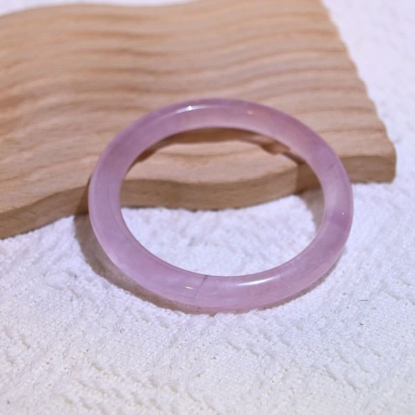 愛情之石│粉晶手鐲│圓骨鐲-49.3mm 水晶手鐲,手鐲,玉手鐲,水晶手鐲如何保養,紫水晶手鐲,粉晶手鐲,櫻花瑪瑙鐲,雕刻鐲,佘太翠,藍磷灰,黑曜石,手鐲款式,手鐲尺寸,手鐲鐲型,天然水晶手鐲,水晶手鐲功效