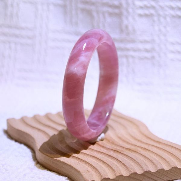 愛情之石│粉晶手鐲│平安鐲-54.6mm 水晶手鐲,手鐲,玉手鐲,水晶手鐲如何保養,紫水晶手鐲,粉晶手鐲,櫻花瑪瑙鐲,雕刻鐲,佘太翠,藍磷灰,黑曜石,手鐲款式,手鐲尺寸,手鐲鐲型,天然水晶手鐲,水晶手鐲功效