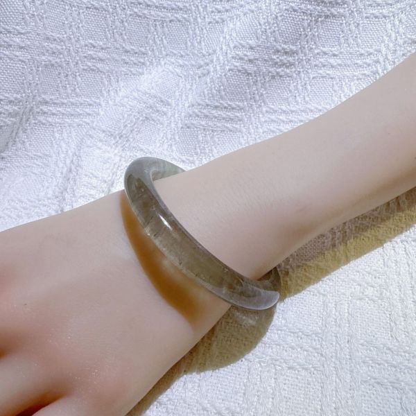 綠影水晶手鐲-54mm 水晶手鐲,手鐲,玉手鐲,水晶手鐲如何保養,紫水晶手鐲,粉晶手鐲,櫻花瑪瑙鐲,雕刻鐲,佘太翠,藍磷灰,黑曜石,手鐲款式,手鐲尺寸,手鐲鐲型,天然水晶手鐲,水晶手鐲功效