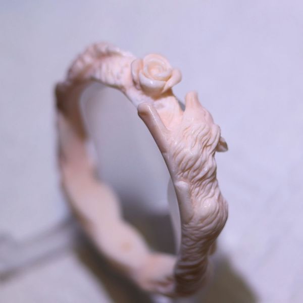 狐狸與玫瑰│碳酸鹽玉手鐲│雕刻鐲-55.3mm 水晶手鐲,手鐲,玉手鐲,水晶手鐲如何保養,紫水晶手鐲,粉晶手鐲,櫻花瑪瑙鐲,雕刻鐲,佘太翠,藍磷灰,黑曜石,手鐲款式,手鐲尺寸,手鐲鐲型,天然水晶手鐲,水晶手鐲功效