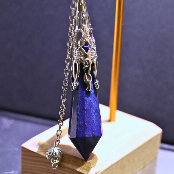 青金石靈擺 晶礦飾品,水晶飾品,雕刻擺件,永生水晶樹,水晶洞,水晶球,水晶柱,原礦,晶洞,晶礦原礦,紫水晶,白水晶,太極玉,佘太翠,紅膠花,海藍寶,白水晶,開運擺件