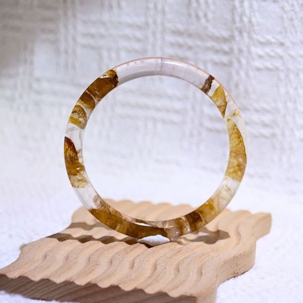 意外之財│黃膠花手鐲│圓骨鐲-60.5mm 水晶手鐲,手鐲,玉手鐲,水晶手鐲如何保養,紫水晶手鐲,粉晶手鐲,櫻花瑪瑙鐲,雕刻鐲,佘太翠,藍磷灰,黑曜石,手鐲款式,手鐲尺寸,手鐲鐲型,天然水晶手鐲,水晶手鐲功效