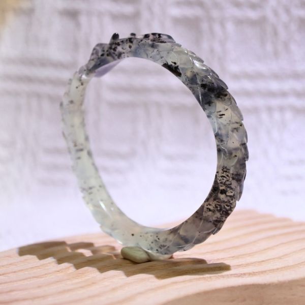 墨心幽蛟│岫玉│蛟龍鐲-52mm 雕刻鐲,水晶手鐲,能量手鐲,雕刻水晶,手工雕刻,天然晶礦,能量飾品,療癒手環,雕花水晶鐲,原礦雕刻,水晶雕刻鐲