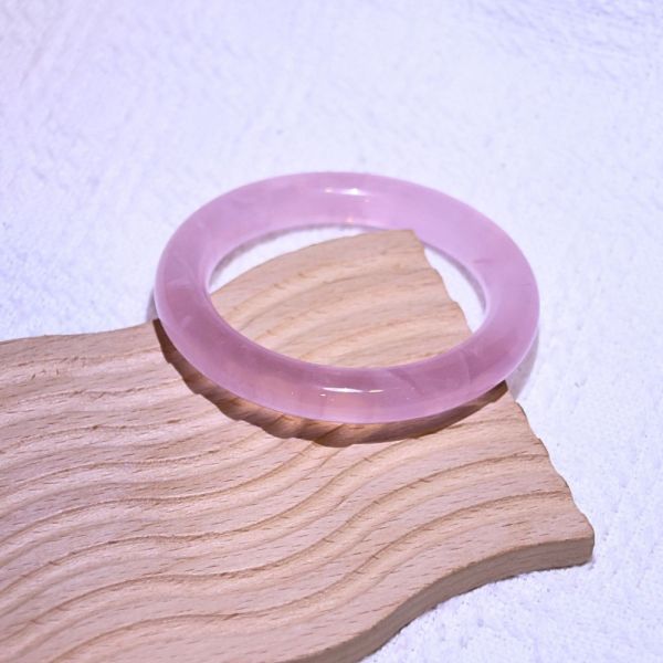 愛情之石│粉晶手鐲│圓骨鐲-53.3mm 水晶手鐲,手鐲,玉手鐲,水晶手鐲如何保養,紫水晶手鐲,粉晶手鐲,櫻花瑪瑙鐲,雕刻鐲,佘太翠,藍磷灰,黑曜石,手鐲款式,手鐲尺寸,手鐲鐲型,天然水晶手鐲,水晶手鐲功效