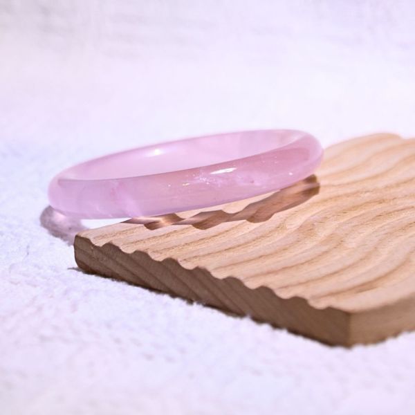 愛情之石│粉晶手鐲│圓骨鐲-52.5mm 水晶,礦石,晶礦,水晶手鐲,手鐲,水晶手串,手串,脈輪,磁場,療癒,淨化,紫水晶,粉晶,櫻花瑪瑙,草莓晶