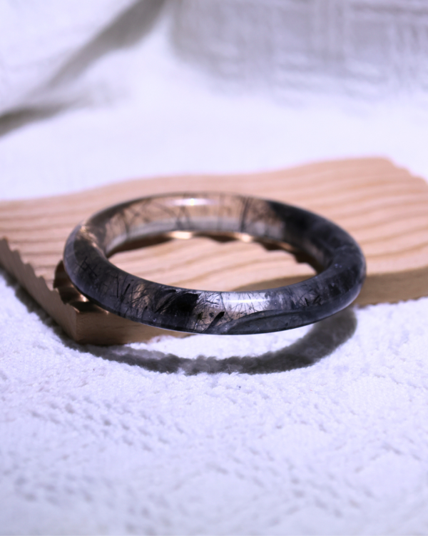 領袖之石│黑髮晶手鐲│圓骨鐲-54.2mm 水晶手鐲,手鐲,玉手鐲,水晶手鐲如何保養,紫水晶手鐲,粉晶手鐲,櫻花瑪瑙鐲,雕刻鐲,佘太翠,藍磷灰,黑曜石,手鐲款式,手鐲尺寸,手鐲鐲型,天然水晶手鐲,水晶手鐲功效