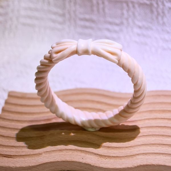 蝴蝶結麻花│碳酸鹽玉│雕刻鐲-57mm 雕刻鐲,水晶手鐲,能量手鐲,雕刻水晶,手工雕刻,天然晶礦,能量飾品,療癒手環,雕花水晶鐲,原礦雕刻,水晶雕刻鐲