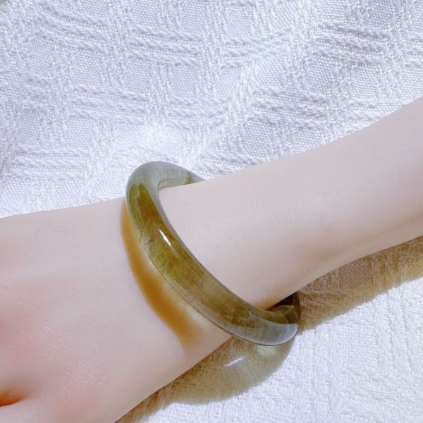 綠影水晶手鐲-55.7mm 水晶手鐲,手鐲,玉手鐲,水晶手鐲如何保養,紫水晶手鐲,粉晶手鐲,櫻花瑪瑙鐲,雕刻鐲,佘太翠,藍磷灰,黑曜石,手鐲款式,手鐲尺寸,手鐲鐲型,天然水晶手鐲,水晶手鐲功效