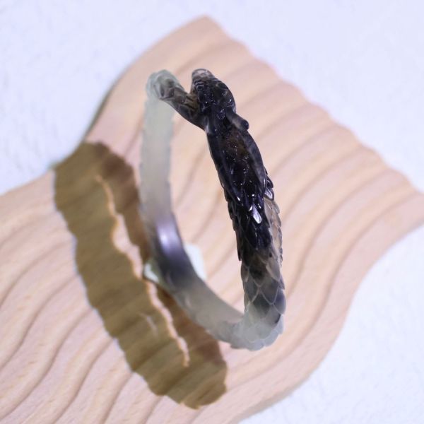 玄影墨蛟│岫玉│蛟龍鐲-53.9mm 雕刻鐲,水晶手鐲,能量手鐲,雕刻水晶,手工雕刻,天然晶礦,能量飾品,療癒手環,雕花水晶鐲,原礦雕刻,水晶雕刻鐲