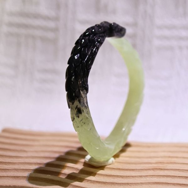 玄青冥蛇│岫玉│蛇鐲-49.7mm 雕刻鐲,水晶手鐲,能量手鐲,雕刻水晶,手工雕刻,天然晶礦,能量飾品,療癒手環,雕花水晶鐲,原礦雕刻,水晶雕刻鐲