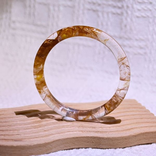 意外之財│黃膠花手鐲│圓骨鐲-56.8mm 水晶手鐲,手鐲,玉手鐲,水晶手鐲如何保養,紫水晶手鐲,粉晶手鐲,櫻花瑪瑙鐲,雕刻鐲,佘太翠,藍磷灰,黑曜石,手鐲款式,手鐲尺寸,手鐲鐲型,天然水晶手鐲,水晶手鐲功效