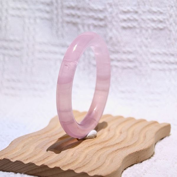 愛情之石│粉晶手鐲│圓骨鐲-52.7mm 水晶手鐲,手鐲,玉手鐲,水晶手鐲如何保養,紫水晶手鐲,粉晶手鐲,櫻花瑪瑙鐲,雕刻鐲,佘太翠,藍磷灰,黑曜石,手鐲款式,手鐲尺寸,手鐲鐲型,天然水晶手鐲,水晶手鐲功效