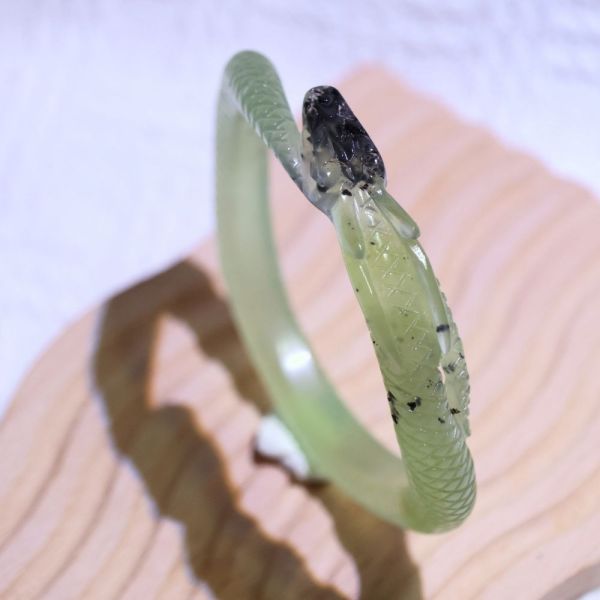 墨靈青淵│岫玉│蛟龍鐲-55.3mm 雕刻鐲,水晶手鐲,能量手鐲,雕刻水晶,手工雕刻,天然晶礦,能量飾品,療癒手環,雕花水晶鐲,原礦雕刻,水晶雕刻鐲
