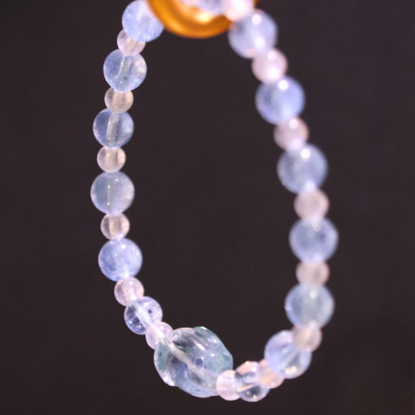 【歐洛菈設計款】兔兔水中樂園(手圍約13) 水晶手串專賣店,水晶手串,手串推薦,礦石手串,天然寶石手串,天然石手串,手串設計推薦,開運手串,紫水晶,粉水晶,生命靈數計算,生命靈數手串,膠花,彩兔毛,草莓晶,銀曜石