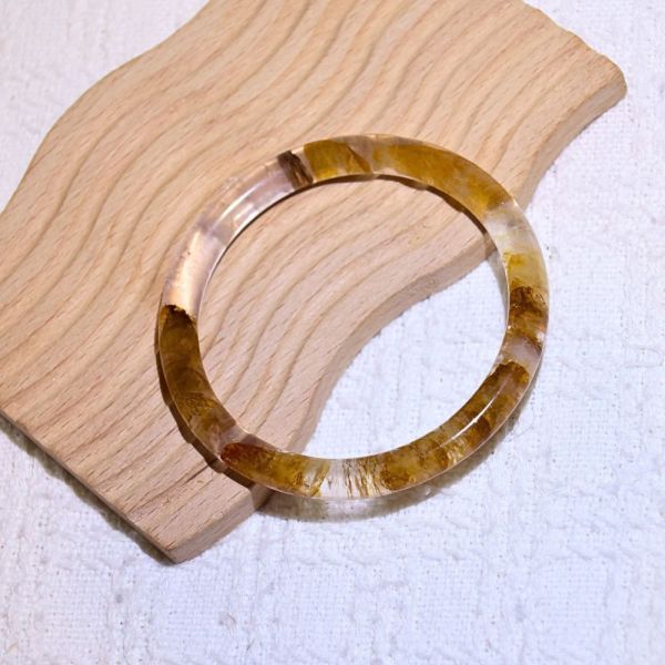 意外之財│黃膠花手鐲│圓骨鐲-60.5mm 水晶手鐲,手鐲,玉手鐲,水晶手鐲如何保養,紫水晶手鐲,粉晶手鐲,櫻花瑪瑙鐲,雕刻鐲,佘太翠,藍磷灰,黑曜石,手鐲款式,手鐲尺寸,手鐲鐲型,天然水晶手鐲,水晶手鐲功效