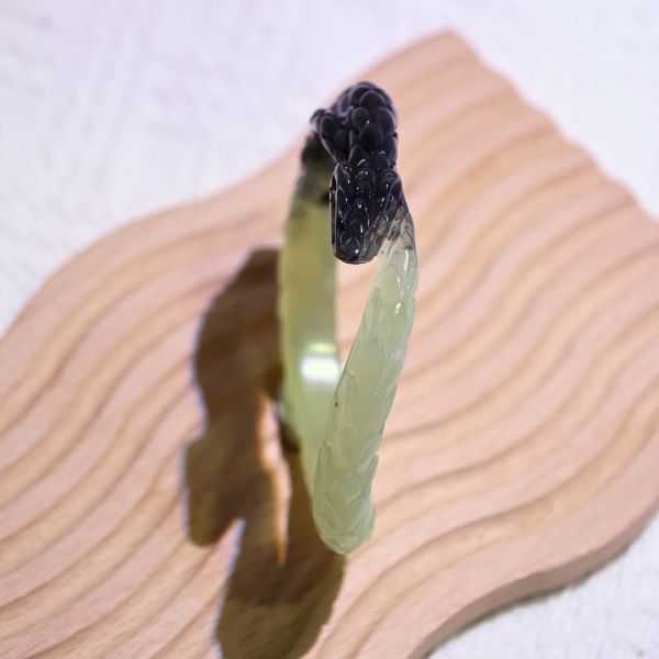玄青冥蛇│岫玉│蛇鐲-49.7mm 雕刻鐲,水晶手鐲,能量手鐲,雕刻水晶,手工雕刻,天然晶礦,能量飾品,療癒手環,雕花水晶鐲,原礦雕刻,水晶雕刻鐲