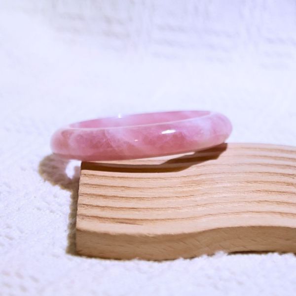 愛情之石│粉晶手鐲│平安鐲-50.2mm 水晶手鐲,開運手鐲,招財手鐲,招財水晶手鐲推薦,粉水晶手鐲,紫水晶手鐲,黃水晶手鐲,黑曜石手鐲,女生適合戴的水晶手鐲,2025年最旺水晶手鐲,水晶手鏈,水晶飾品,水晶手鐲佩戴禁忌