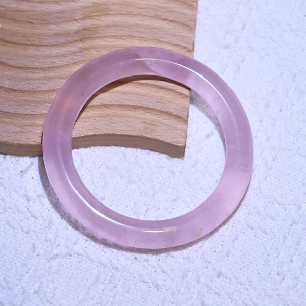 愛情之石│粉晶手鐲│圓骨鐲-52.2mm 水晶手鐲,手鐲,玉手鐲,水晶手鐲如何保養,紫水晶手鐲,粉晶手鐲,櫻花瑪瑙鐲,雕刻鐲,佘太翠,藍磷灰,黑曜石,手鐲款式,手鐲尺寸,手鐲鐲型,天然水晶手鐲,水晶手鐲功效