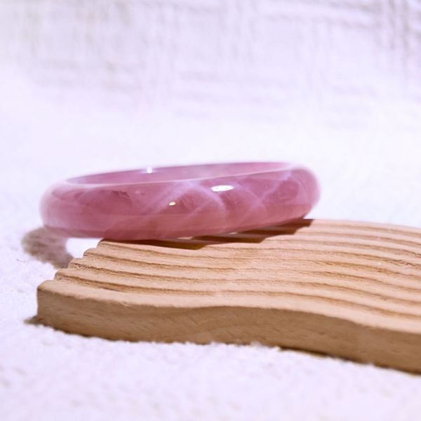 愛情之石│粉晶手鐲│平安鐲-54.6mm 水晶手鐲,手鐲,玉手鐲,水晶手鐲如何保養,紫水晶手鐲,粉晶手鐲,櫻花瑪瑙鐲,雕刻鐲,佘太翠,藍磷灰,黑曜石,手鐲款式,手鐲尺寸,手鐲鐲型,天然水晶手鐲,水晶手鐲功效