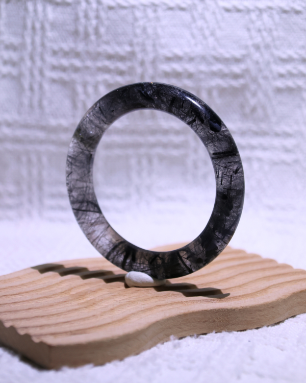 領袖之石│黑髮晶手鐲│圓骨鐲-52.1mm 水晶手鐲,手鐲,玉手鐲,水晶手鐲如何保養,紫水晶手鐲,粉晶手鐲,櫻花瑪瑙鐲,雕刻鐲,佘太翠,藍磷灰,黑曜石,手鐲款式,手鐲尺寸,手鐲鐲型,天然水晶手鐲,水晶手鐲功效