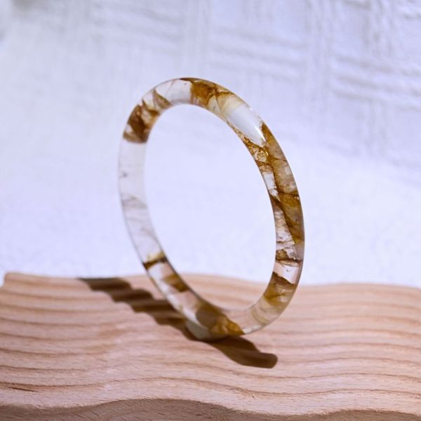 意外之財│黃膠花手鐲│圓骨鐲-60.5mm 水晶手鐲,手鐲,玉手鐲,水晶手鐲如何保養,紫水晶手鐲,粉晶手鐲,櫻花瑪瑙鐲,雕刻鐲,佘太翠,藍磷灰,黑曜石,手鐲款式,手鐲尺寸,手鐲鐲型,天然水晶手鐲,水晶手鐲功效